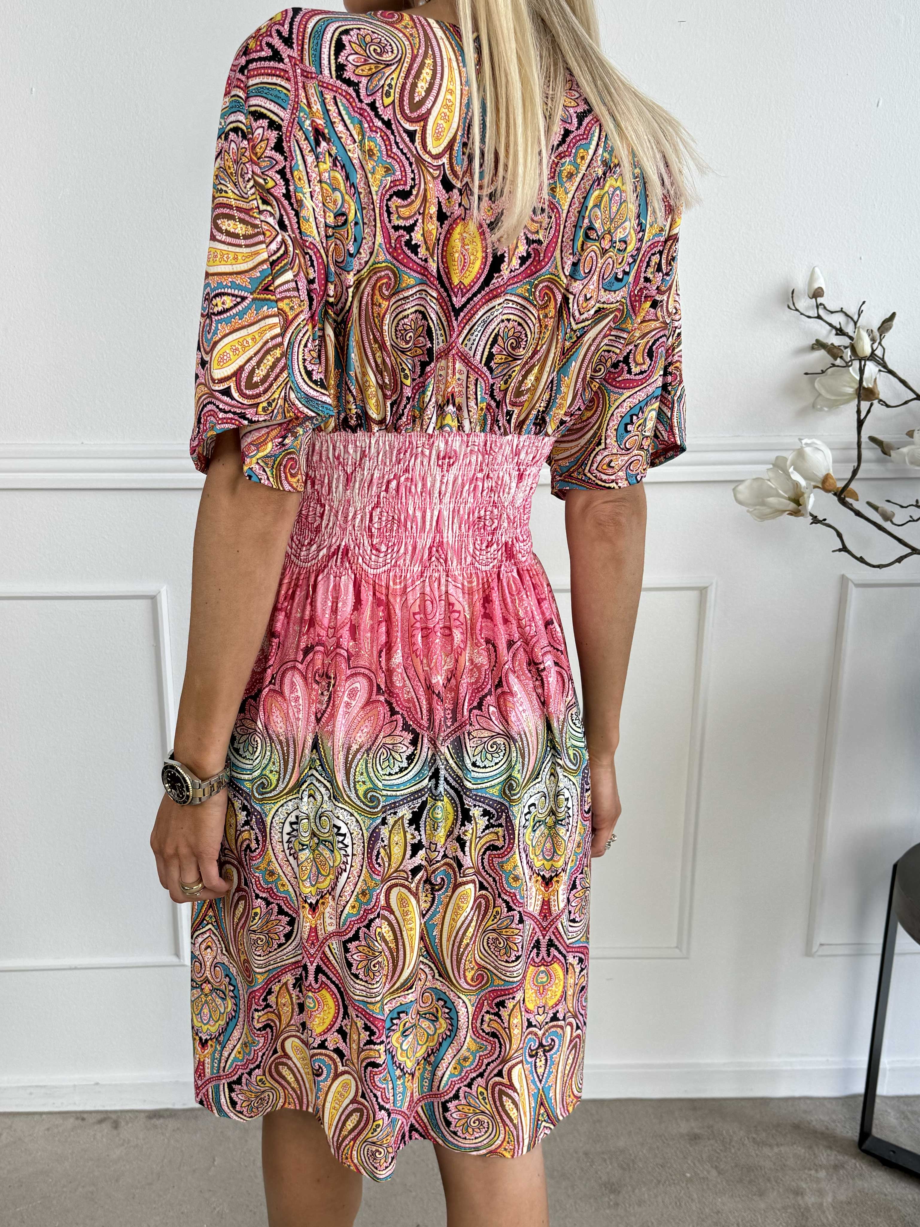 Pams Paisley short S/S - Mönstrad elastisk klänning med smock